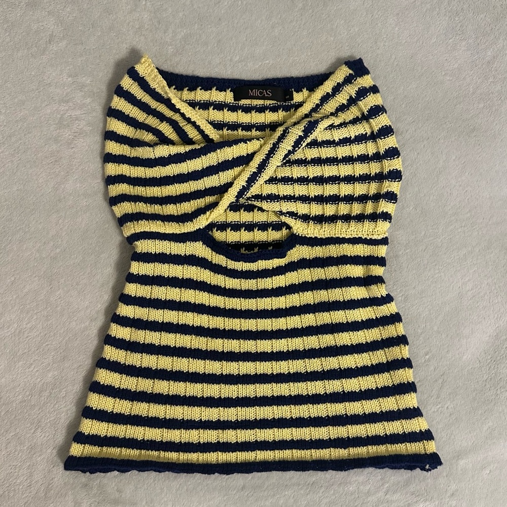 Perfect summer vacation tube top! Stretchy material (can fit a medium).